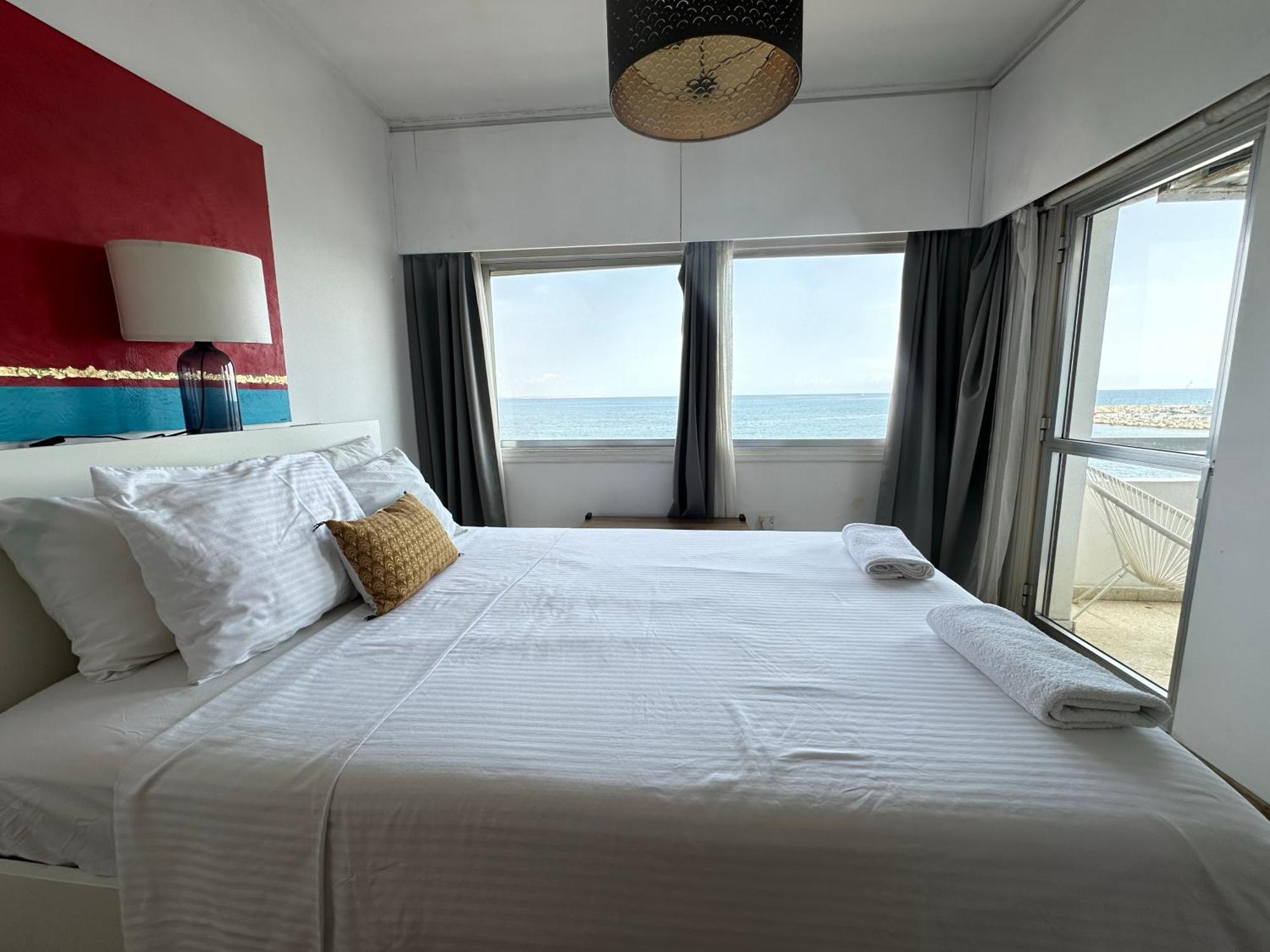2Br Seafront Apt In City Center With Community Pool Larnaca Extérieur photo